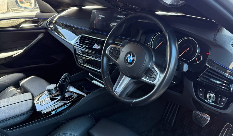 
								BMW 523i M Sport full									