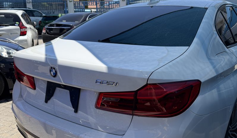 
								BMW 523i M Sport full									