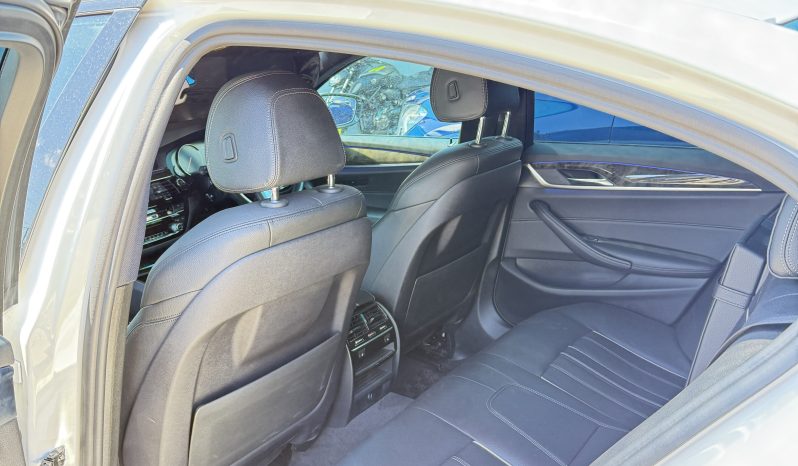 
								BMW 523i M Sport full									