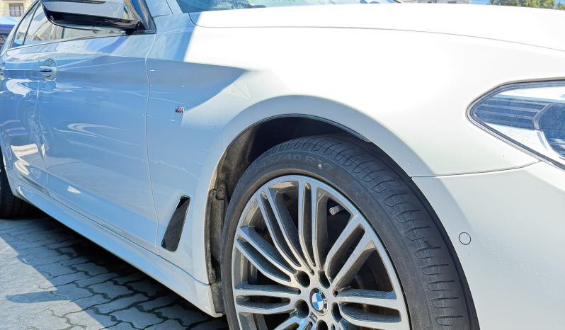 
								BMW 523i M Sport full									